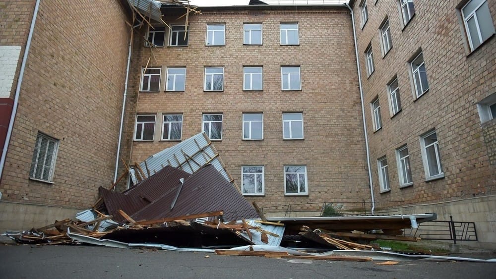 Муниципалитет отчитался об устранении последствий урагана в Бишкеке