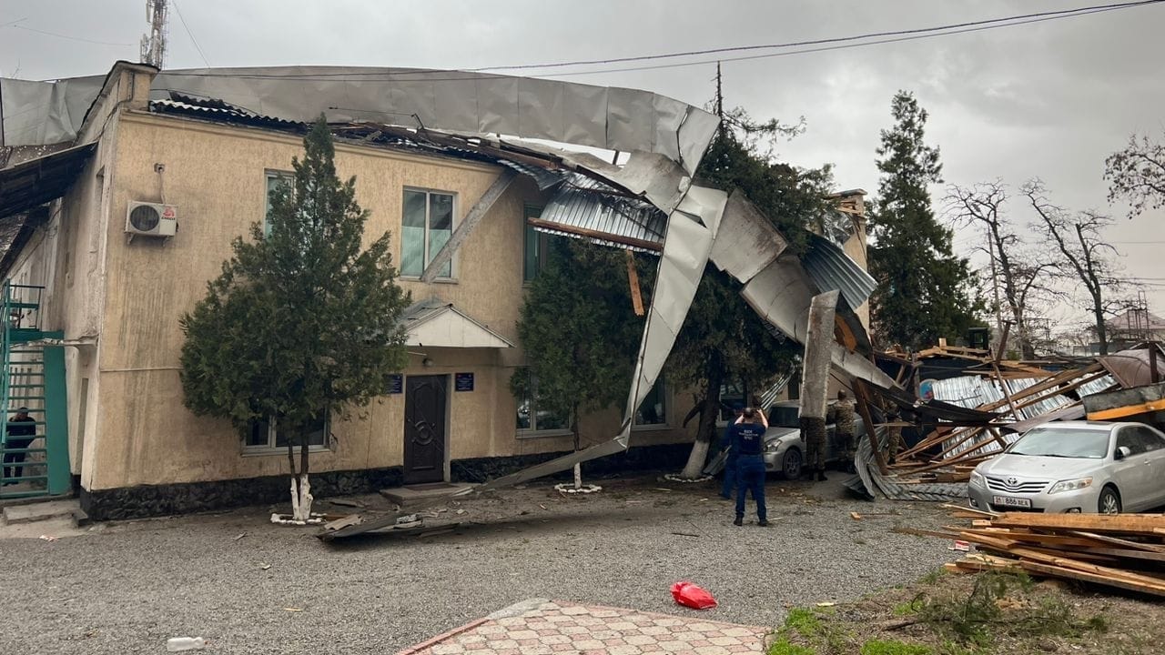 Шквалистый ветер повредил множество зданий в Бишкеке и Чуйской области – ВИДЕО