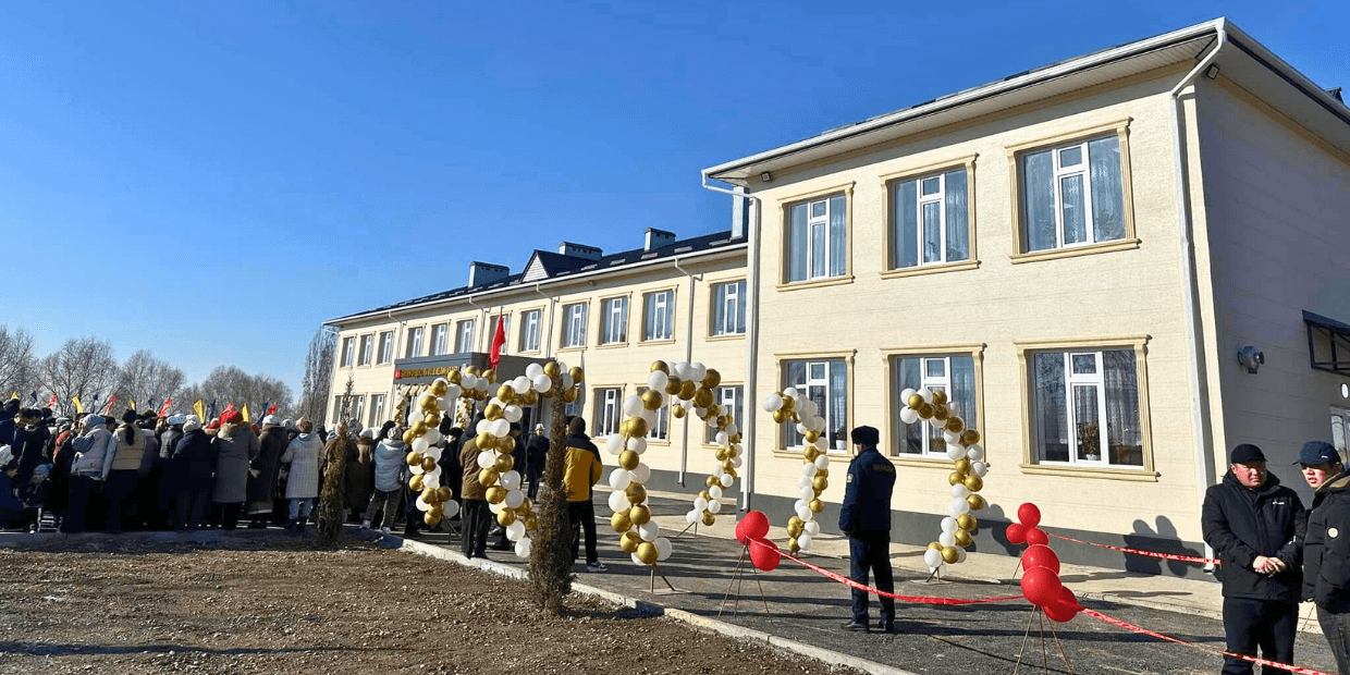 Новое здание школы №35 в селе Жаны-Арык Ноокенского района. Фото: пресс-служба полпредстваа в Джалал-Абадской области.