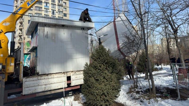 Мэрия Бишкека демонтирует павильоны в парке «Асанбай»