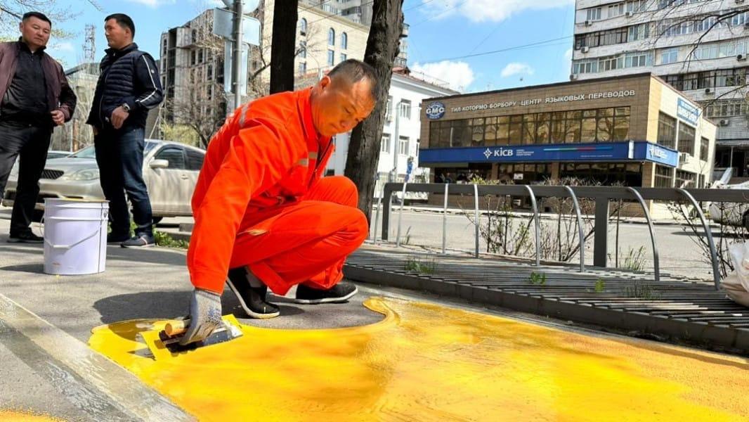 В Бишкеке на улице Абдрахманова покрасили велодорожку – мэрия тестирует три вида покрытия