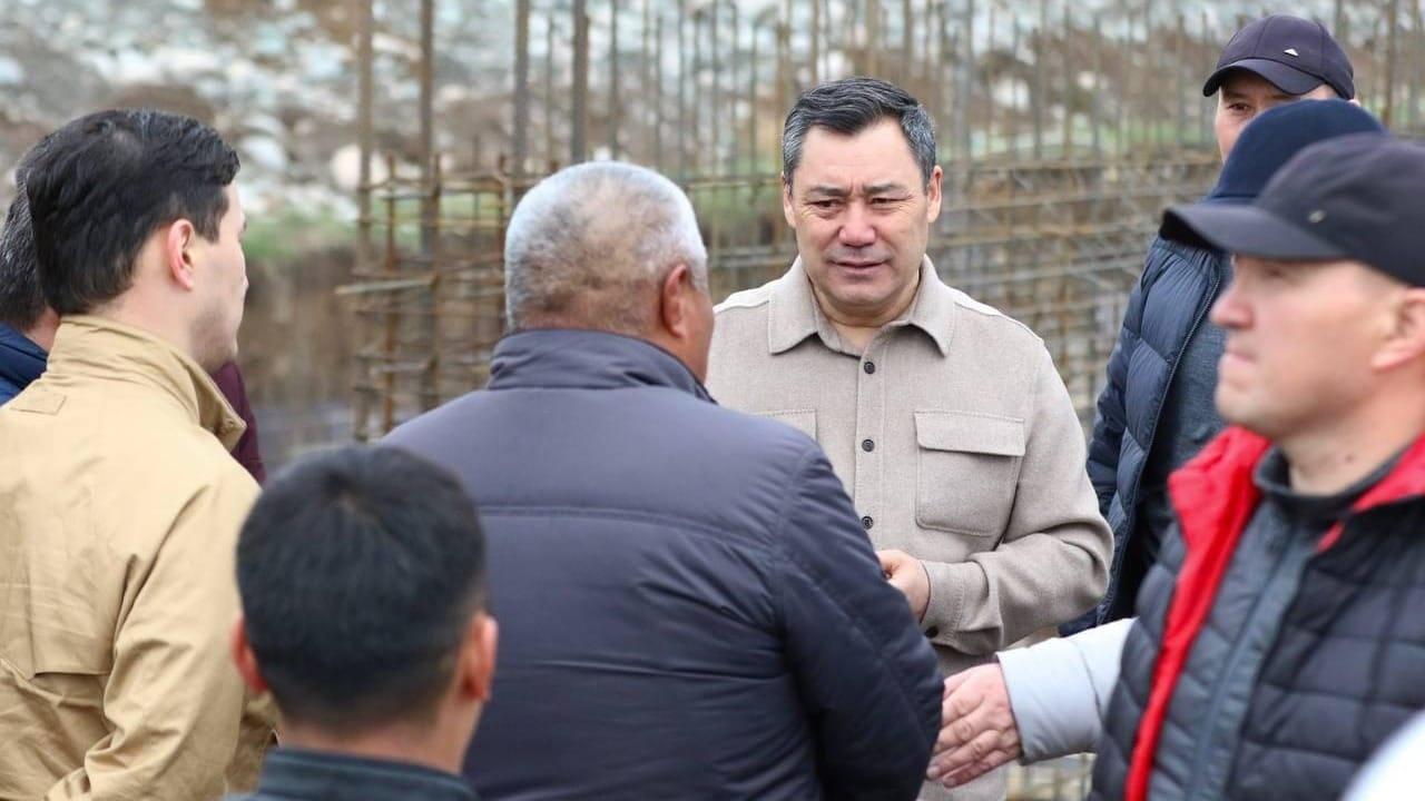 Жапаров и Ташиев осмотрели строительство футбольного стадиона, финансируемого «Ред Петролеум» и госфондом