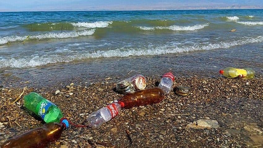 На Токтогульском водохранилище начали убирать мусор после критики в соцсетях