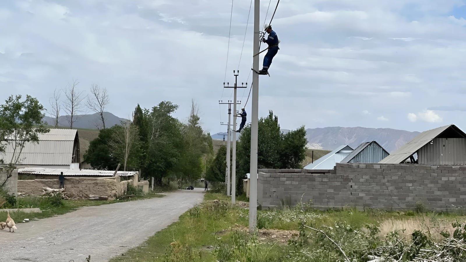 В селе Тогуз-Тороуского района заменят 100 старых деревянных опор ЛЭП на новые