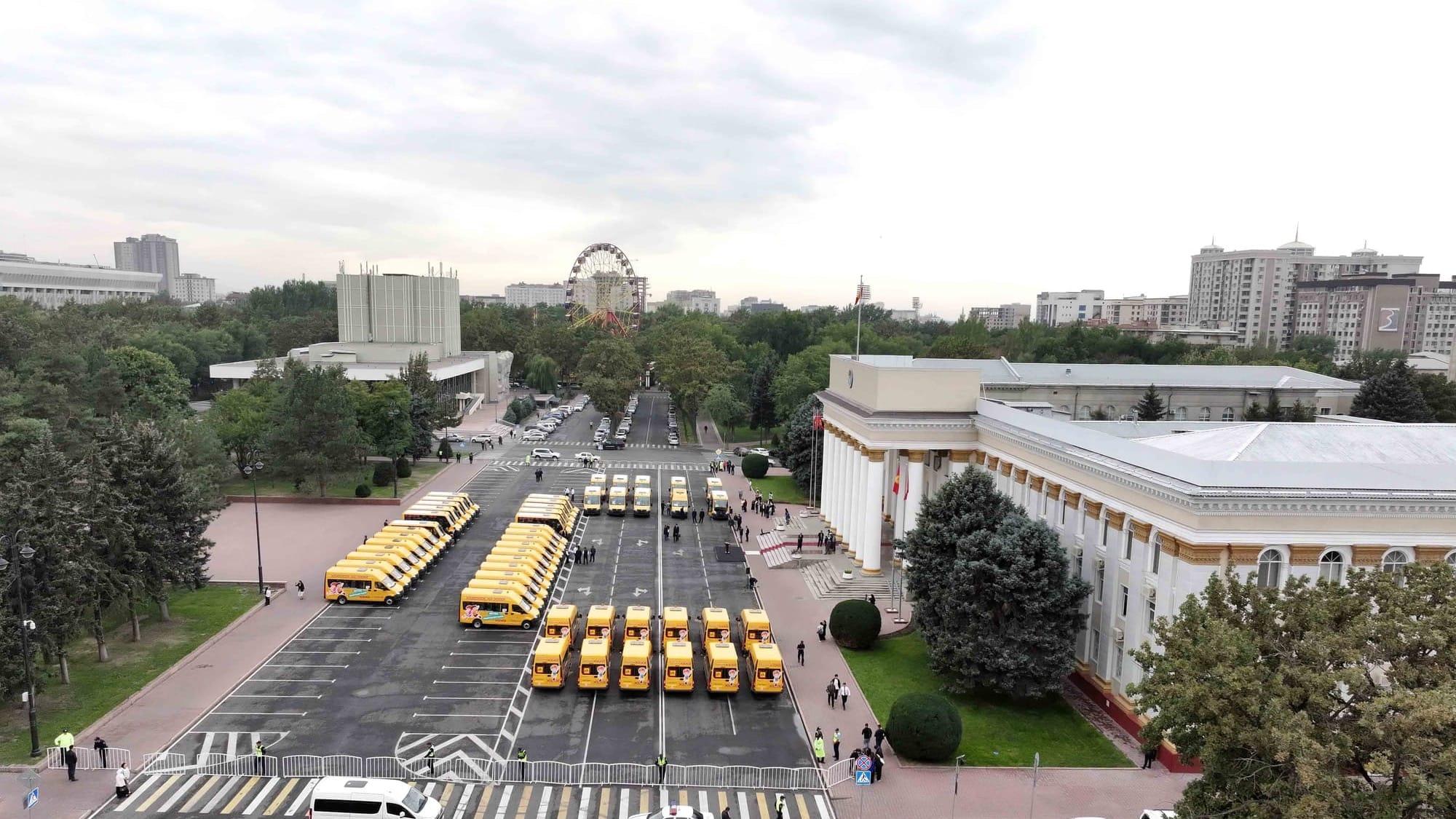 В Бишкеке передали 50 автобусов для школ отдаленных районов страны – ФОТО