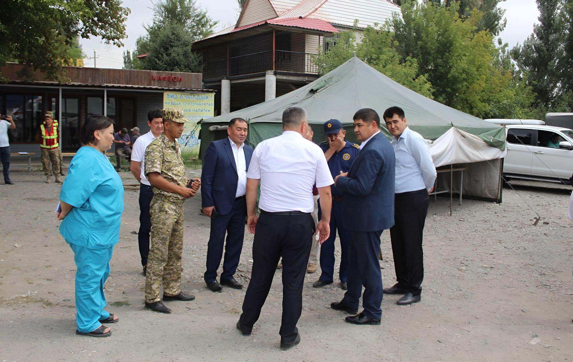 На месте скопления фур развернуты палаточные пункты помощи