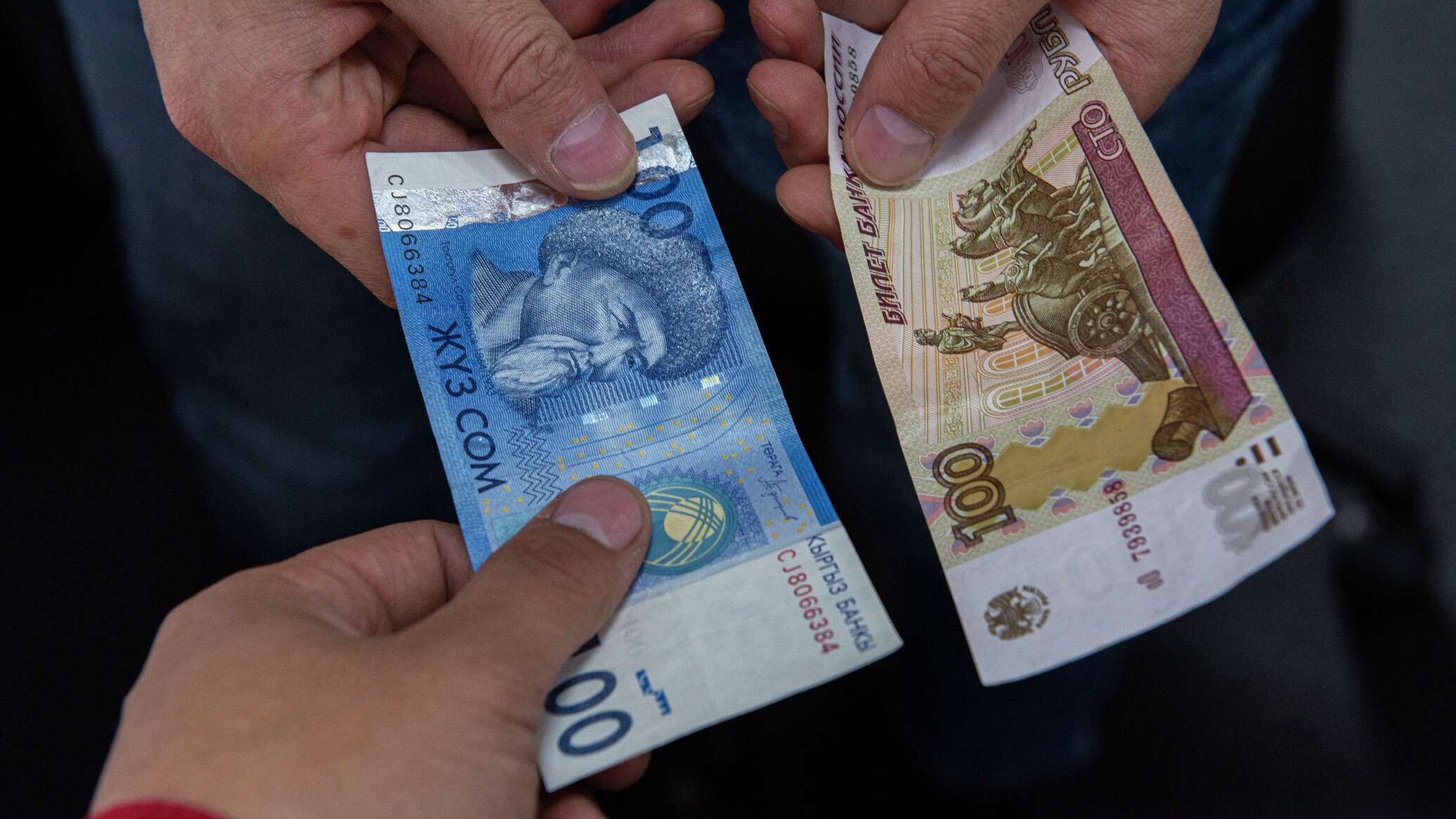 Рубль стал дешевле сома — официальные курсы валют