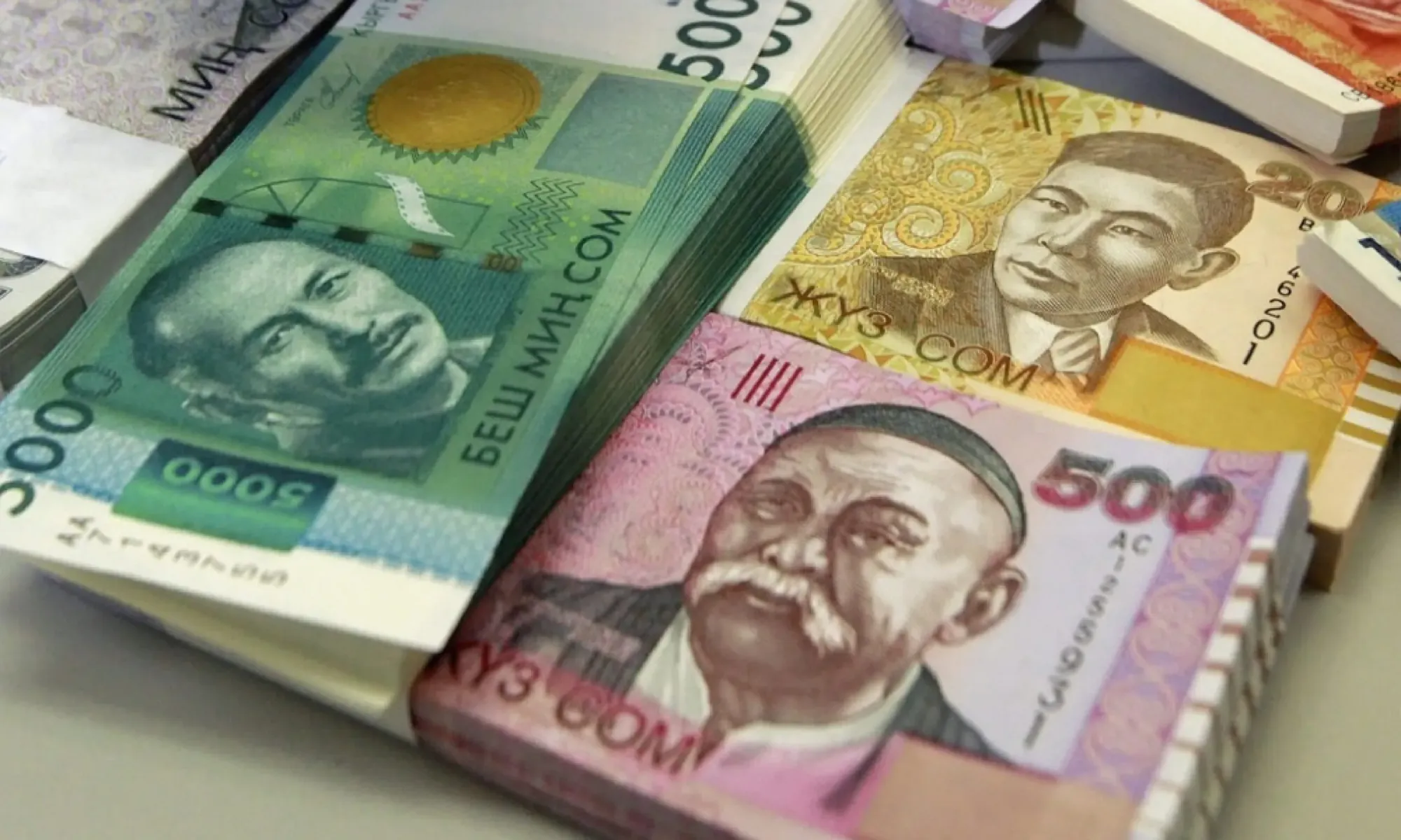Закон о соме запретит печатать деньги за границей и выставлять цены в валюте