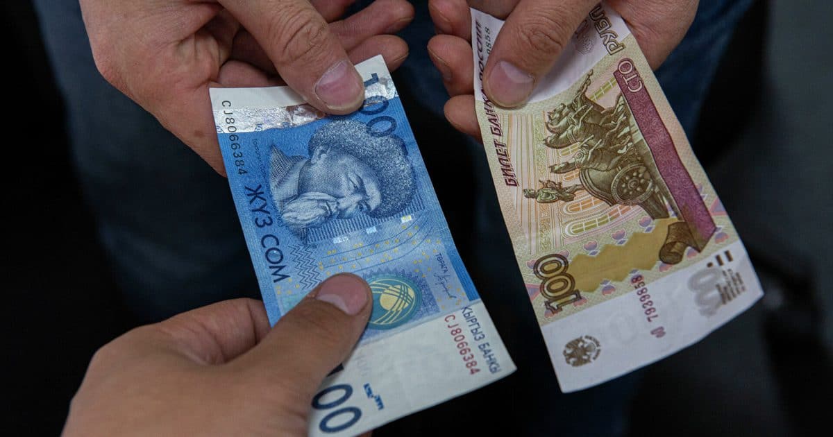 Рубль снова подешевел на 1% с лишним — официальные курсы валют