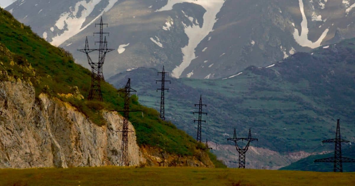 Кыргызстан в апреле впервые импортировал электричество из России — по неизвестной цене
