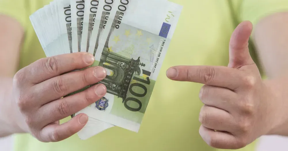 Евро дороже 96 сомов - официальные курсы валют