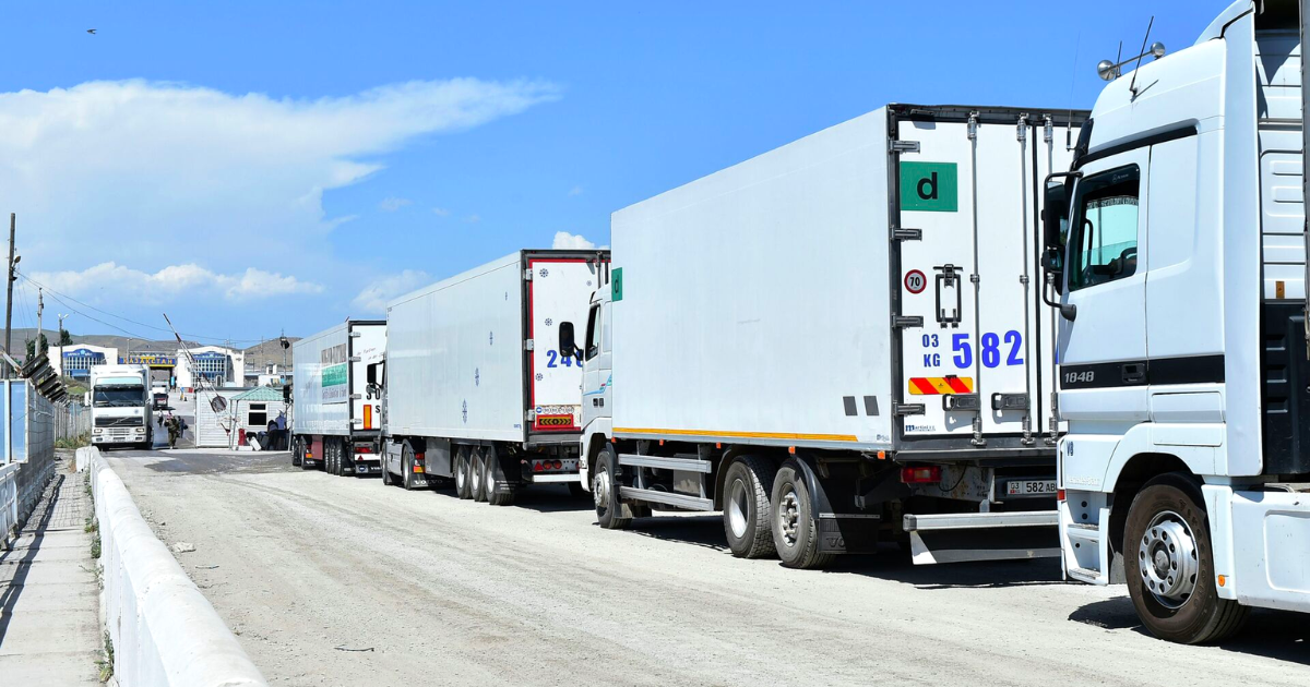 На кыргызско-казахской границе снова скопление фур - виноват сбой системы Налоговой службы