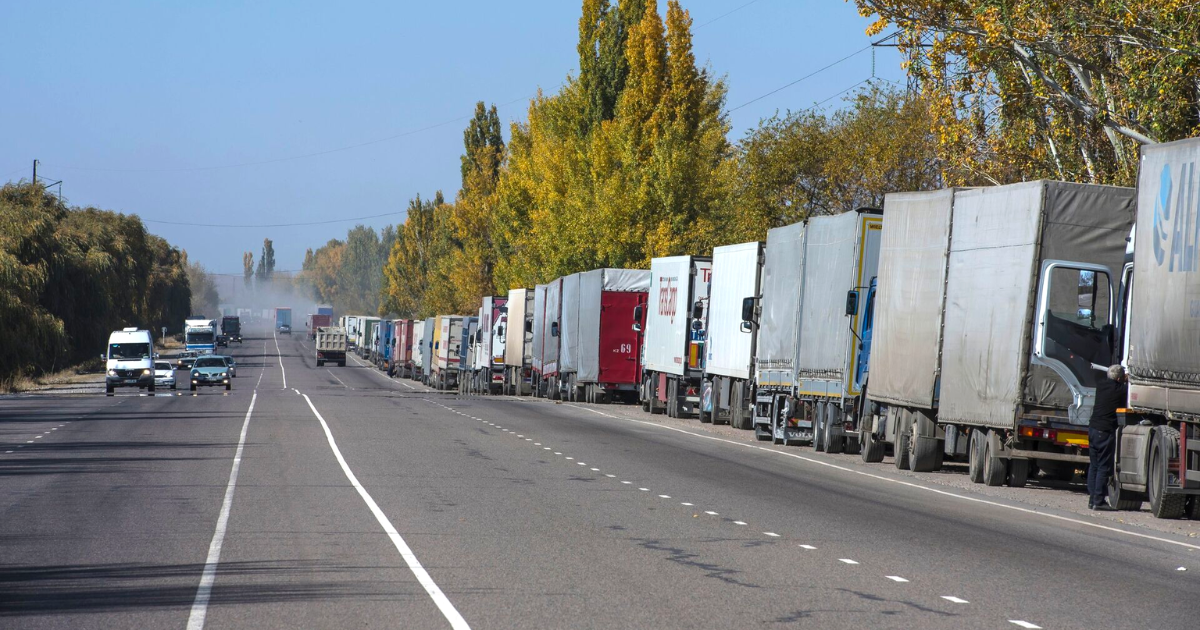 Кыргызстанские водители застряли на границе Казахстана с Россией - в чем причины?