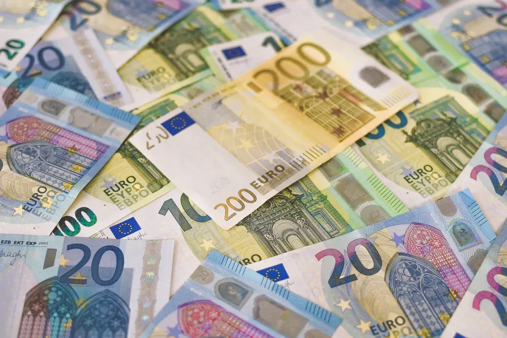 Евро подешевел, снова ниже 98 сомов — официальные курсы валют