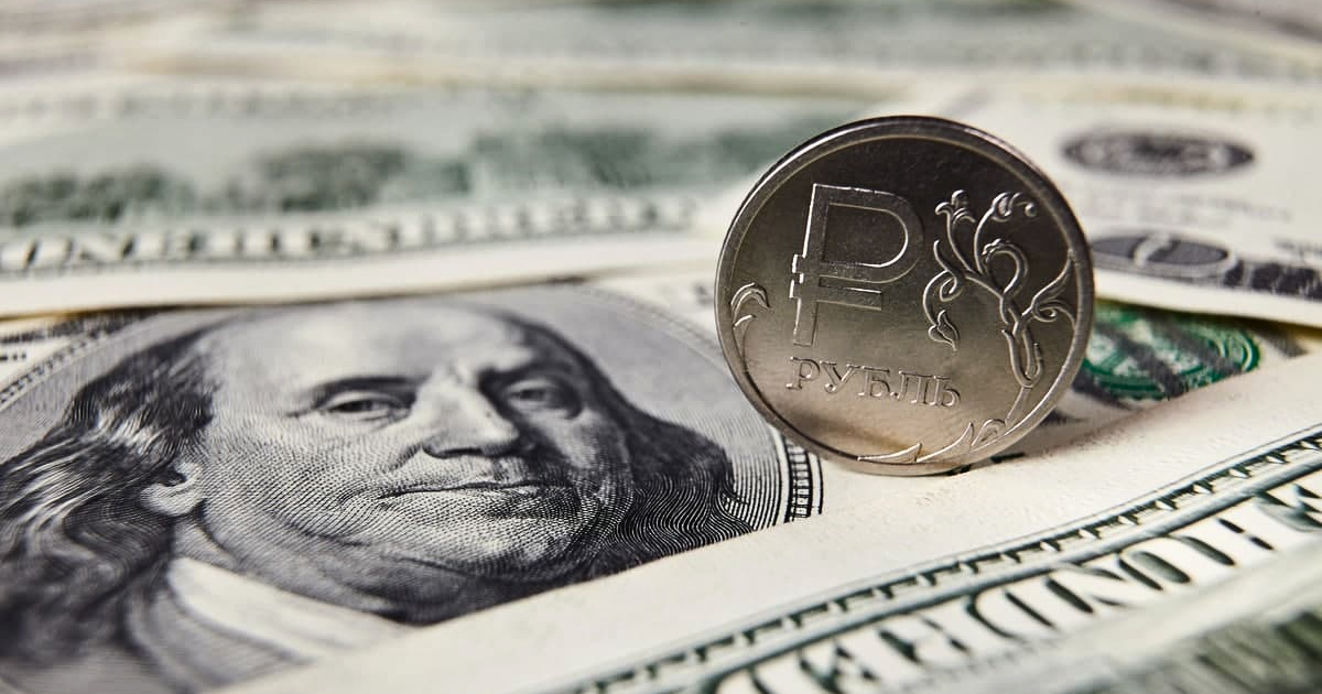 Доллар поднялся, рубль упал еще ниже - официальные курсы валют к сому