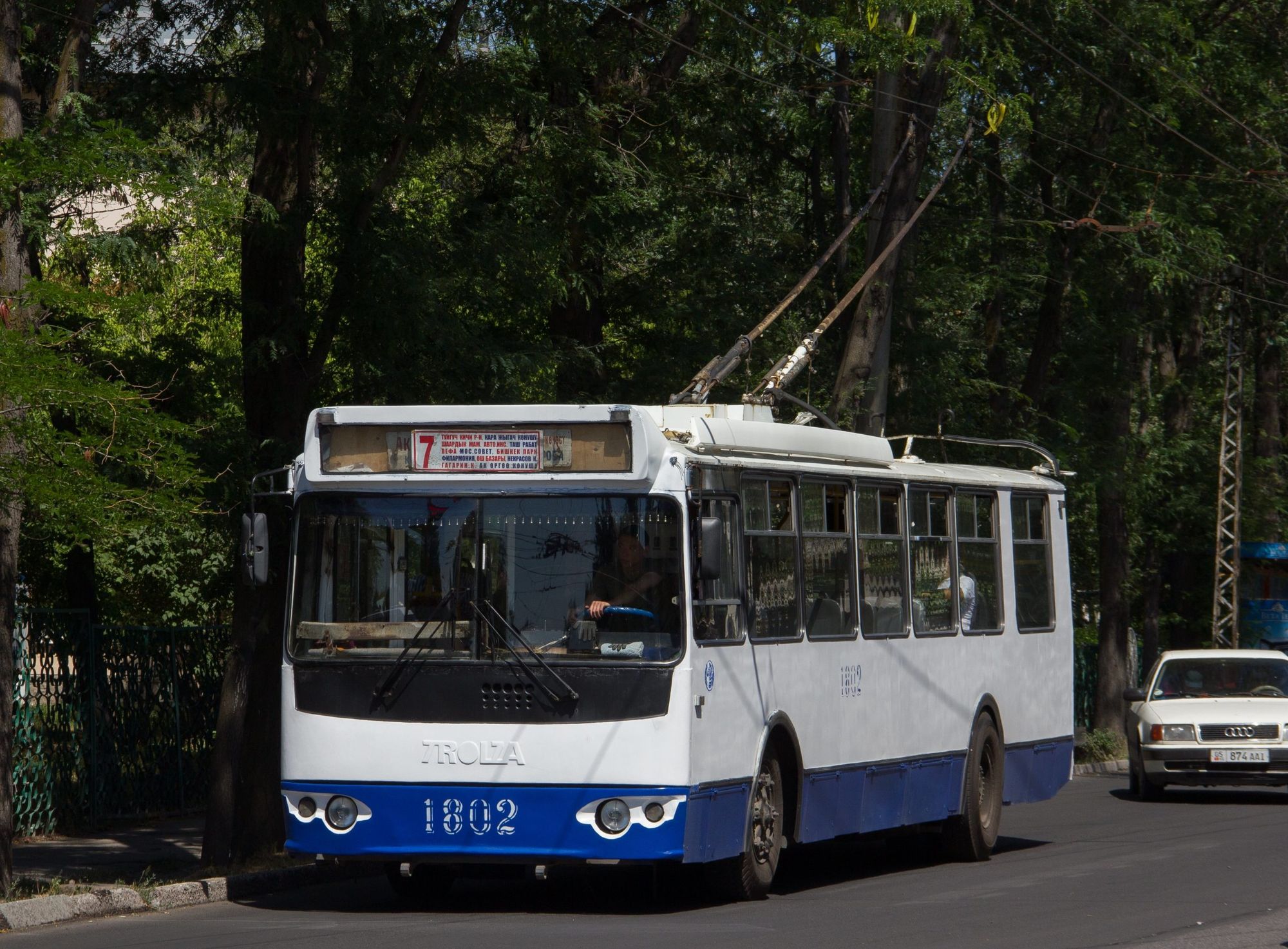 В Бишкеке не хватает водителей троллейбусов - обещают зарплату в 50 тысяч сомов