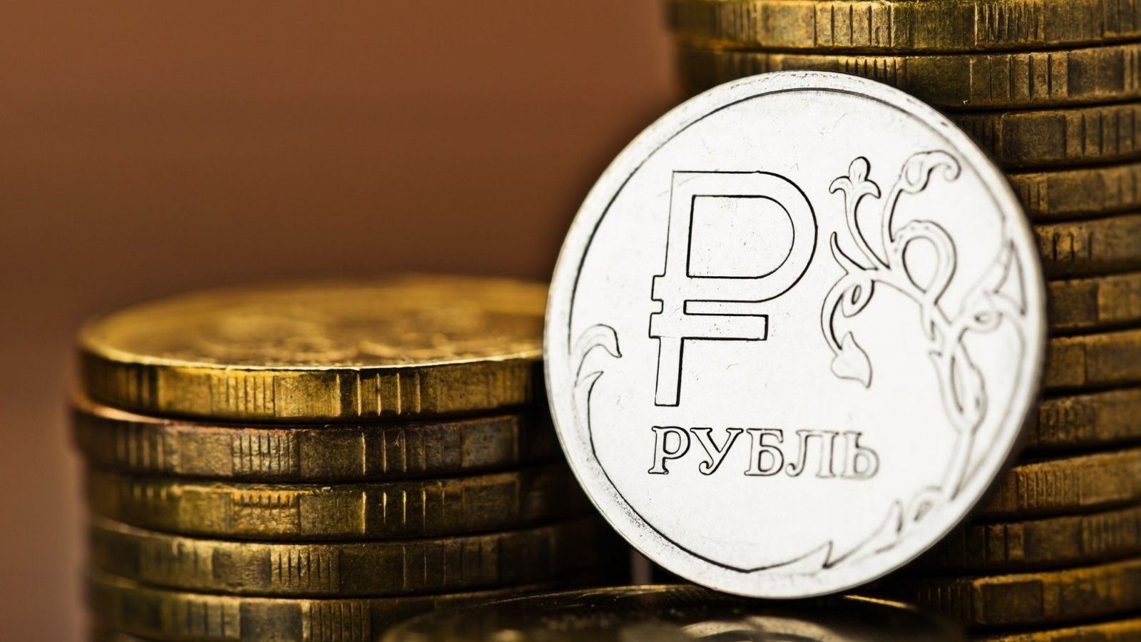 Рубль продолжает расти в цене, подорожал на 2.37% - официальные курсы валют