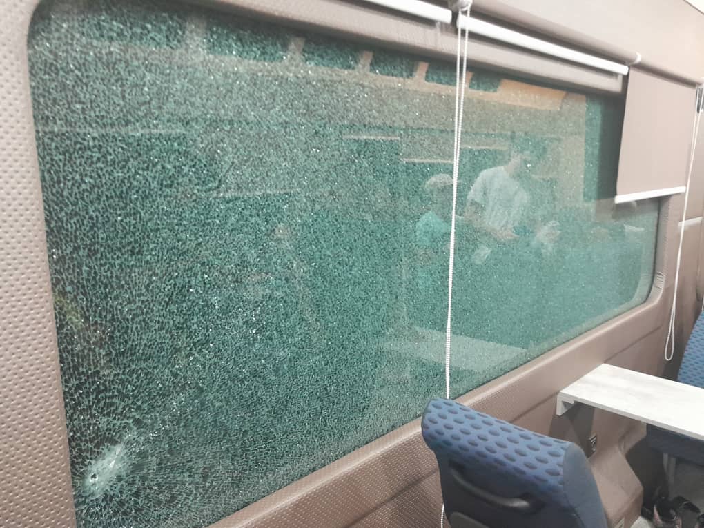 Неизвестные лица разбили окна в вагоне VIP и "люкс" поезда Балыкчы - Бишкек