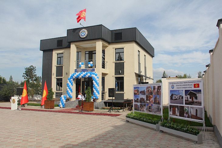 Камчыбек Ташиев открыл очередное новое здание Госкомитета нацбезопасности в Иссык-Кульской области