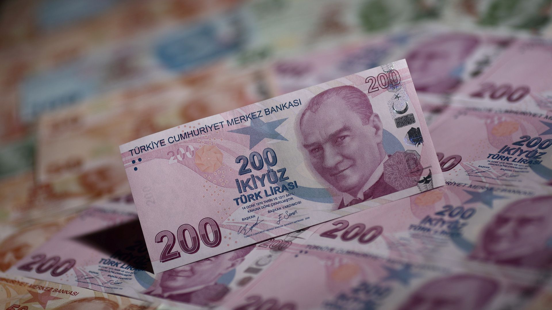 Турецкая лира обошла рубль — она подешевела к сому больше других валют в этом году