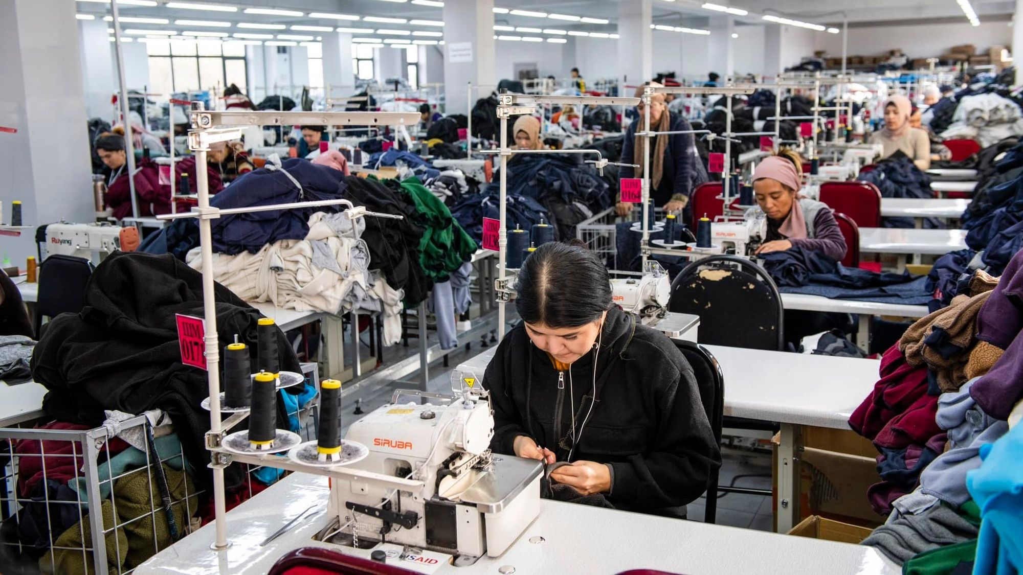 Российские бренды размещают производство одежды в Центральной Азии — чьи коллекции теперь шьют в Кыргызстане?