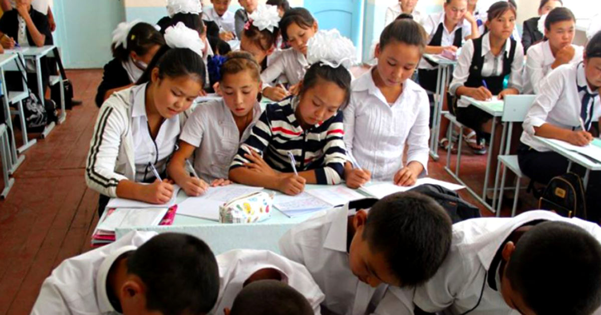 В школе Кара-Суйского района всего 480 мест, а учатся там 1620 детей - депутат