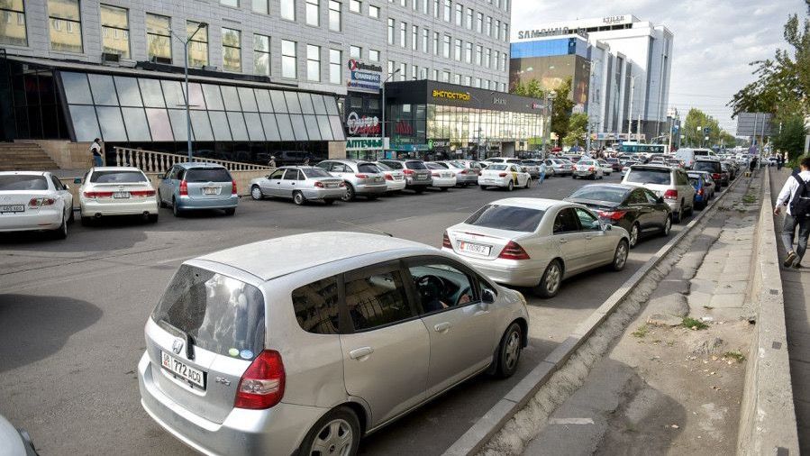 В Бишкеке хотят искоренить стихийную парковку авто на главных улицах города