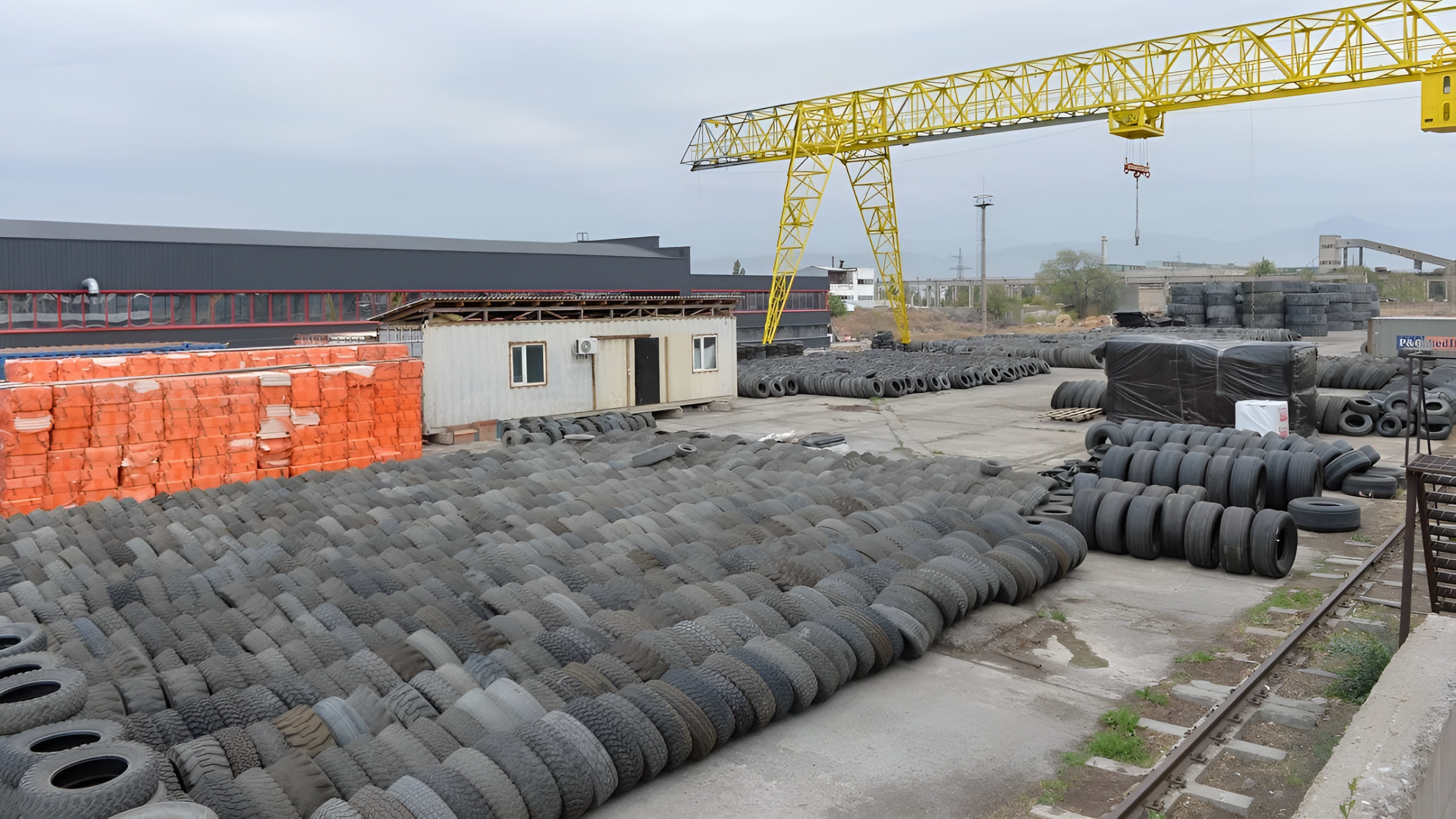 Пластик и текстиль получают из старых шин на новом заводе «Кумтора»