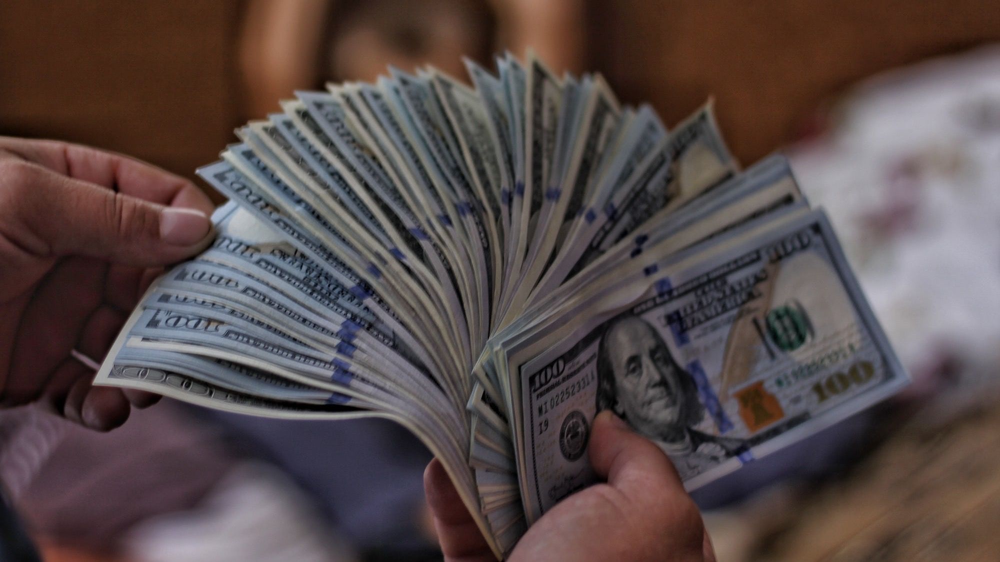 За семь месяцев объем денежных переводов в Кыргызстане превысил $1 млрд