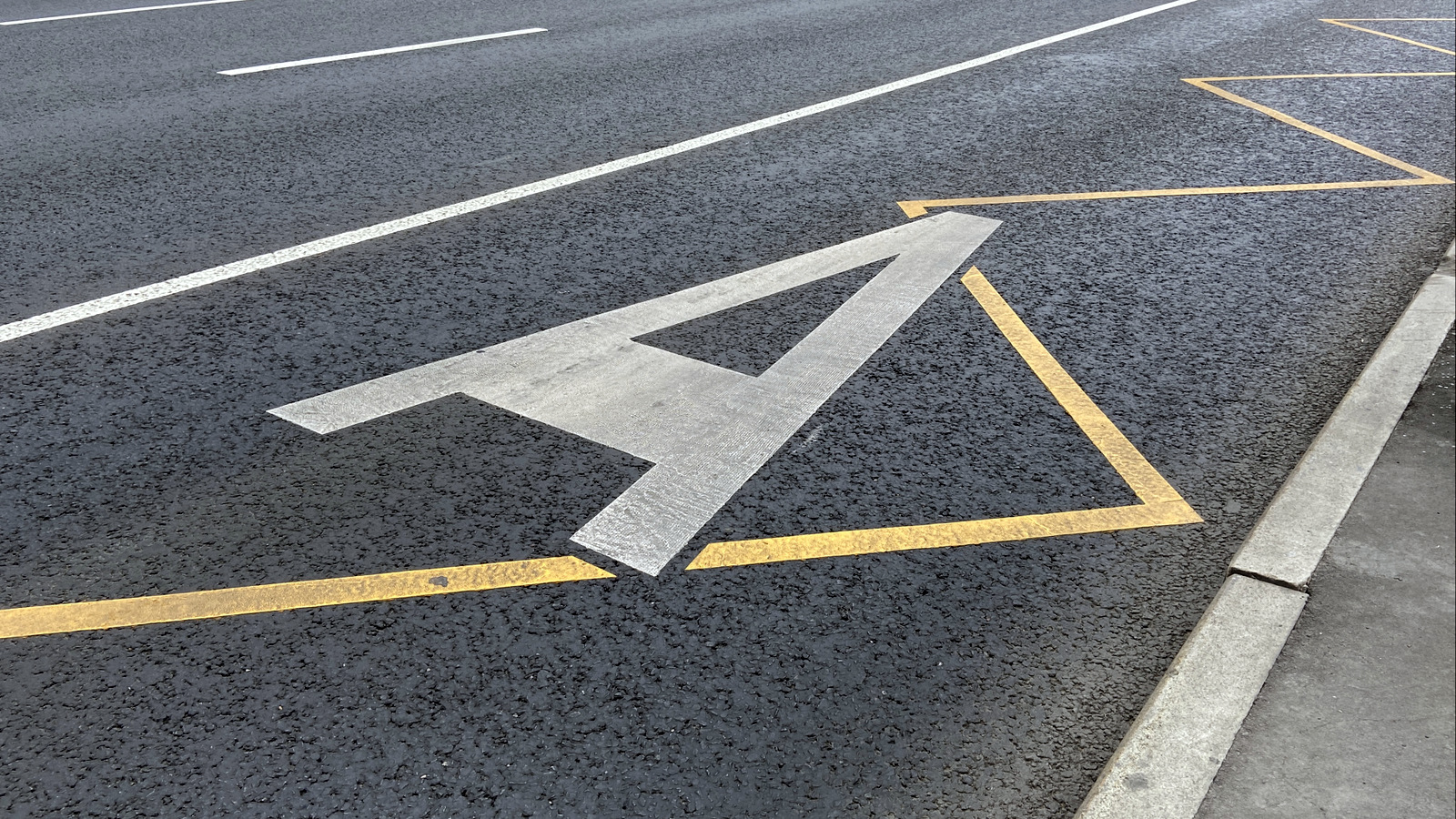 В Бишкеке разрешили ездить по выделенной полосе — но только в ночное время