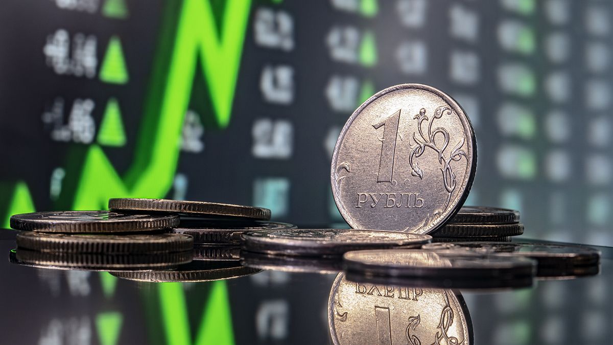 Рубль дорожает третий день подряд, а евро дешевле 95 сомов - официальные курсы валют