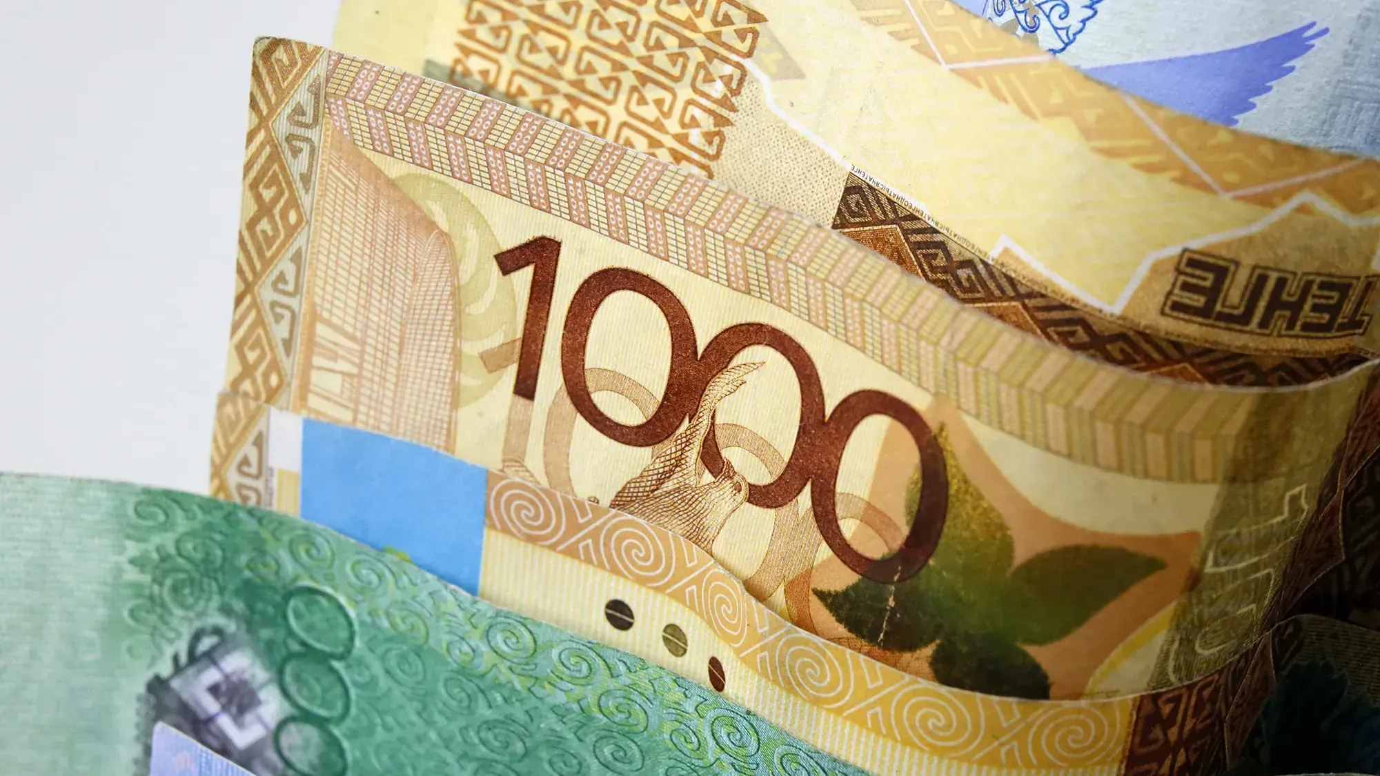 Тенге вырос в цене почти на 1.3% - официальные курсы валют