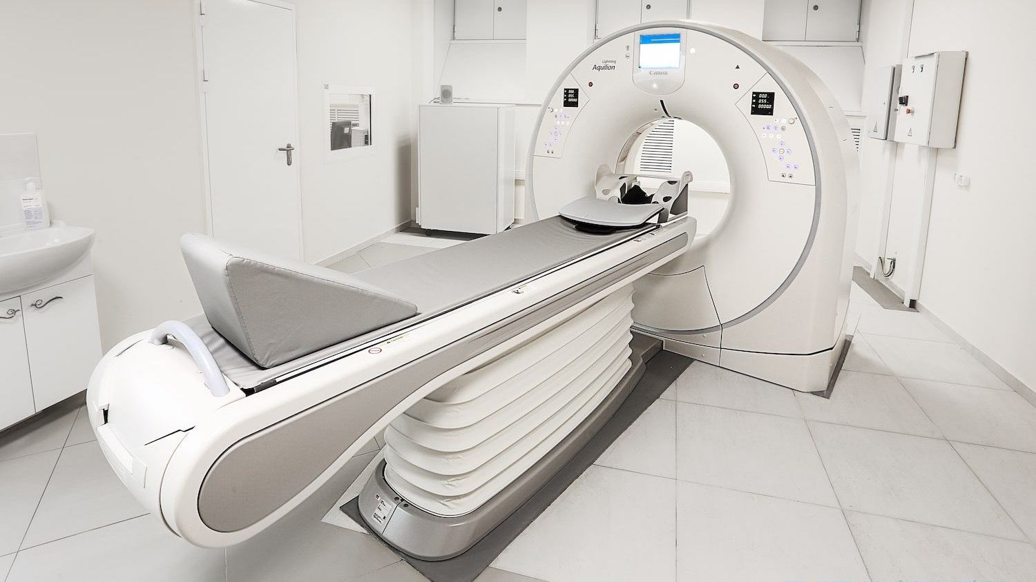 В Узгенском и Токтогульском районе откроют центры компьютерной томографии - в них будут работать врачи из Китая