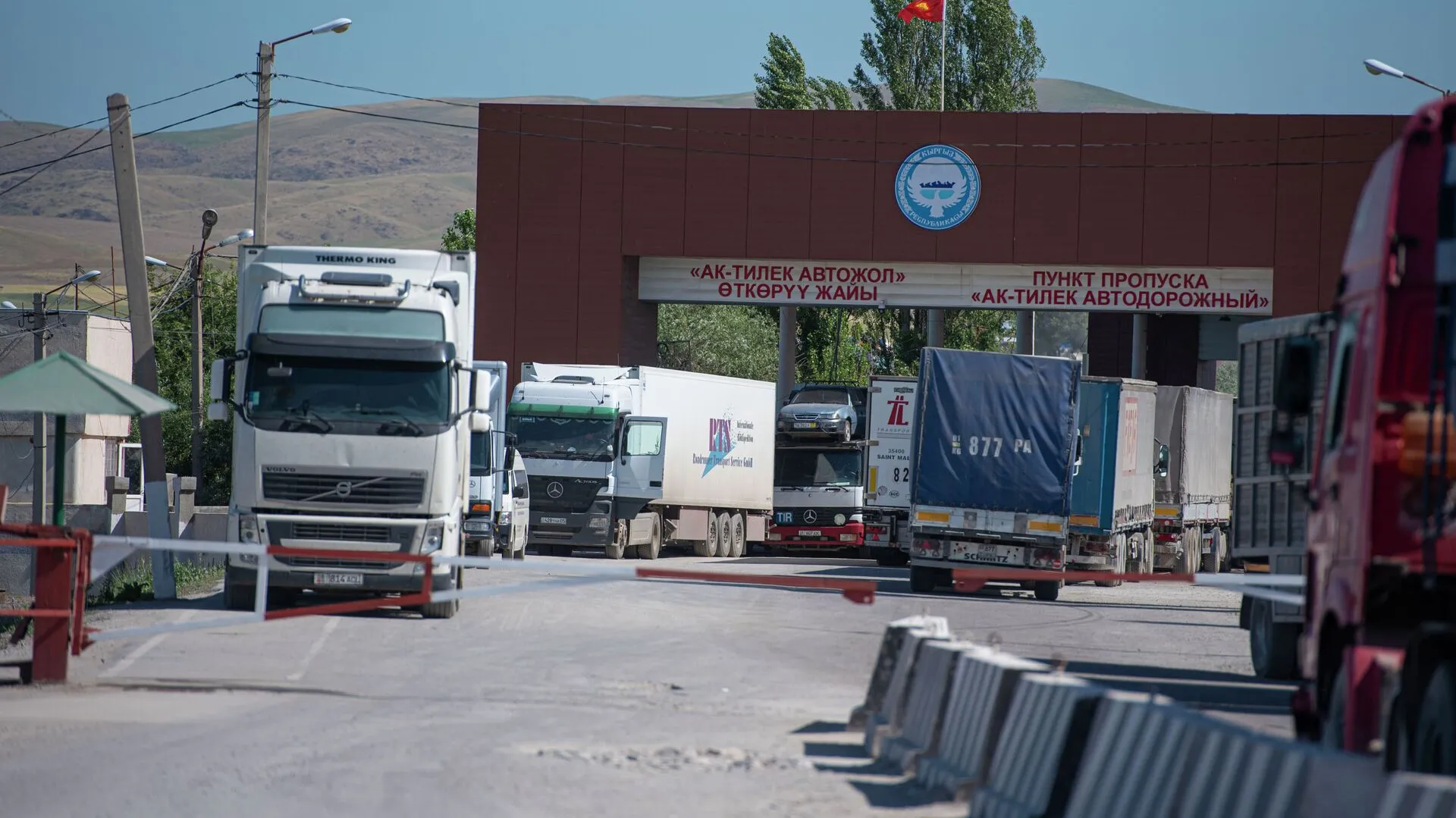 На кыргызско-казахской границе скопилось около 500 грузовых машин