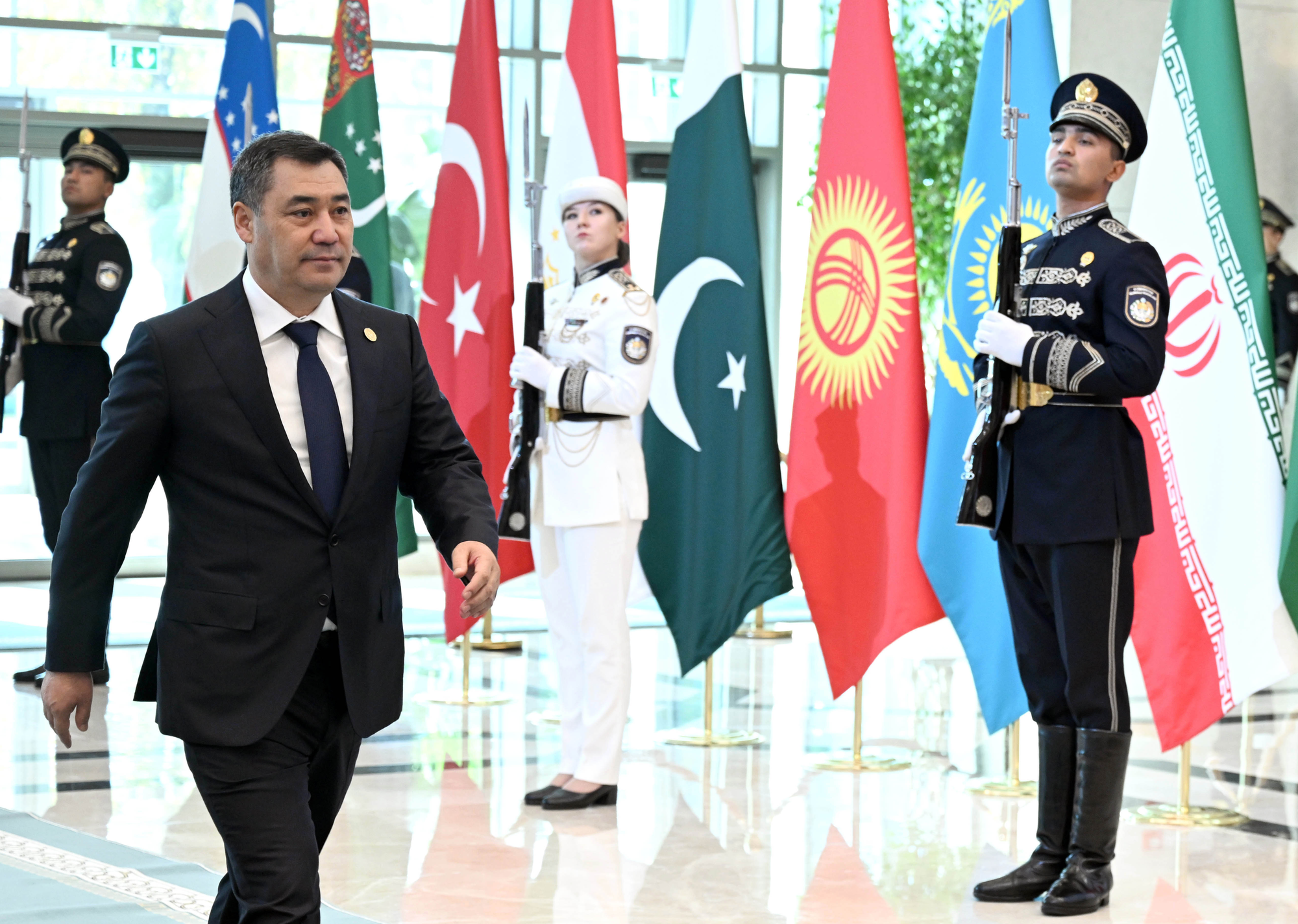 Садыр Жапаров завершил визит в Ташкент и вылетел в Париж