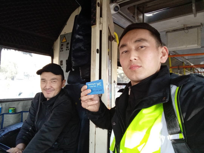 Мэрия Бишкека напоминает о безналичных способах оплаты проезда в общественном транспорта