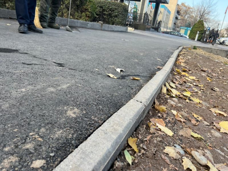 За некачественный ремонт тротуаров в Бишкеке уволен сват Садыра Жапарова