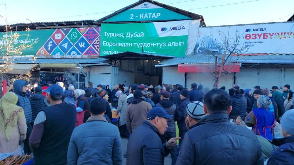 Торговцы рынка "Кара-Суу" митингуют против ККМ