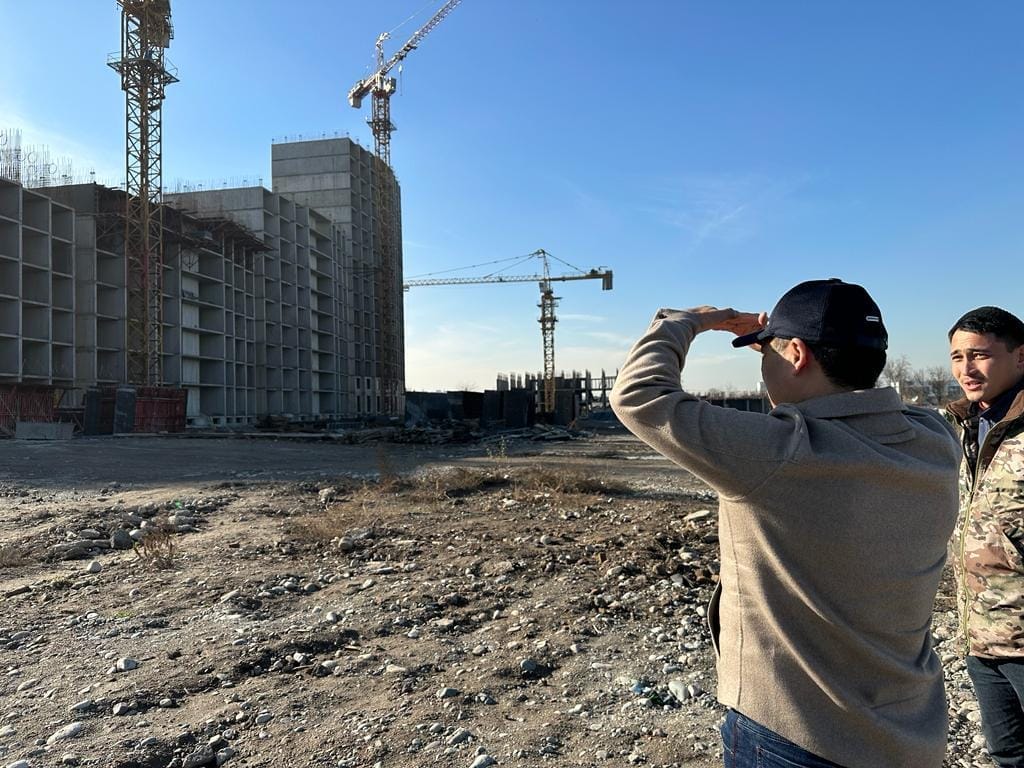 Садыр Жапаров ознакомился с ходом строительства госипотечных домов в Бишкеке