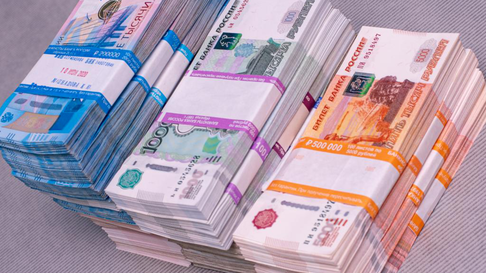 Рубль подорожал еще на полпроцента - официальные курсы валют