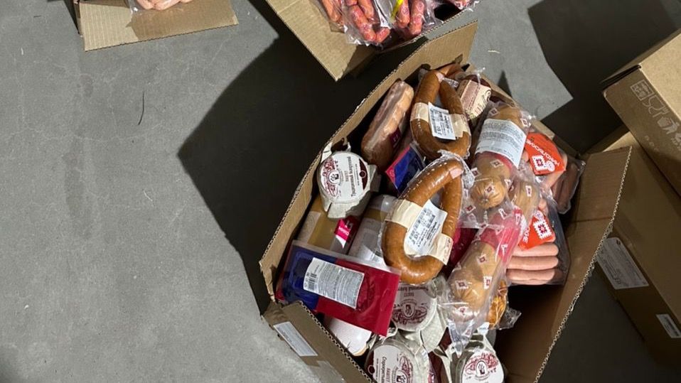 В Бишкеке оптовики перебивали сроки годности продуктов для продажи в гипермаркетах — их задержали
