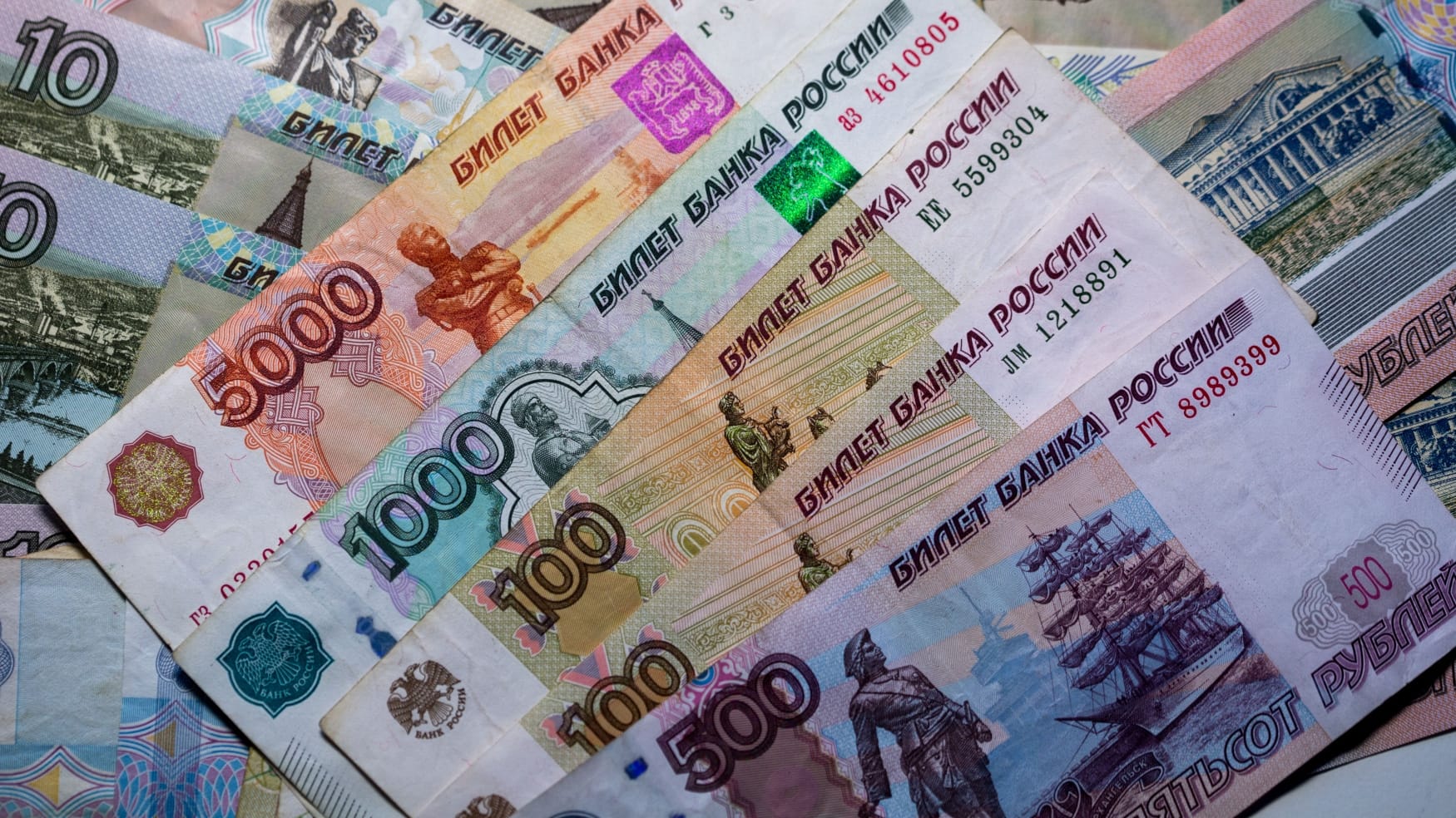 Рубль снова дороже сома — официальные курсы