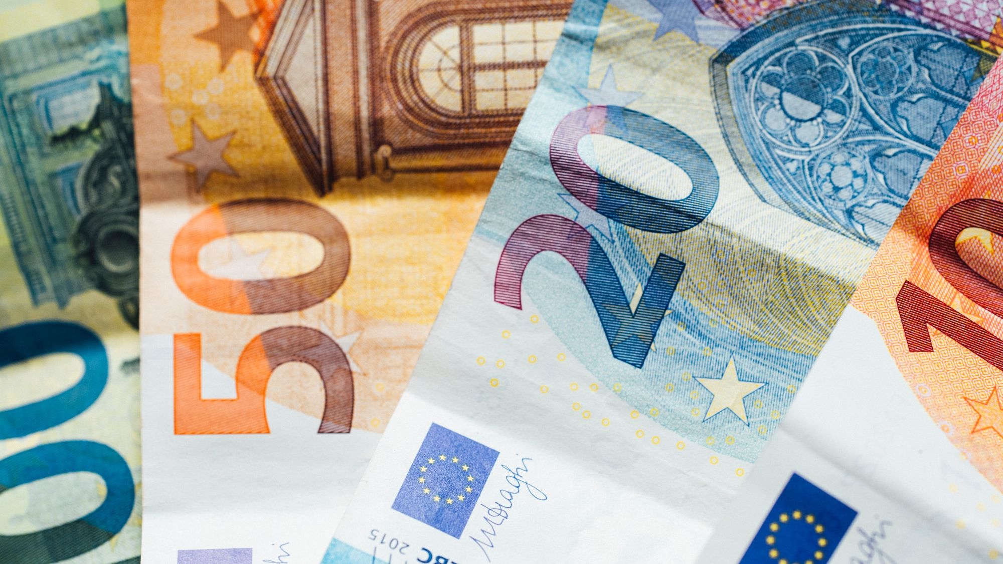 Евро подорожал, а рубль пытается удержать позиции — официальные курсы валют