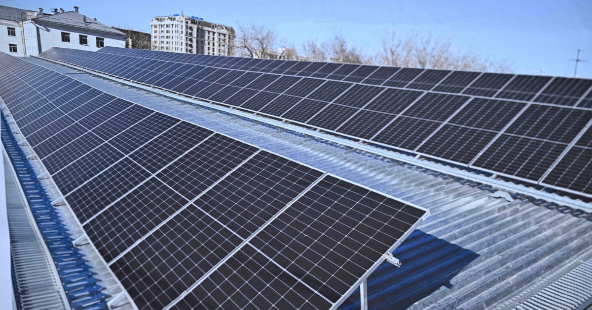 В Бишкеке на крыше Политеха установили солнечную электростанцию