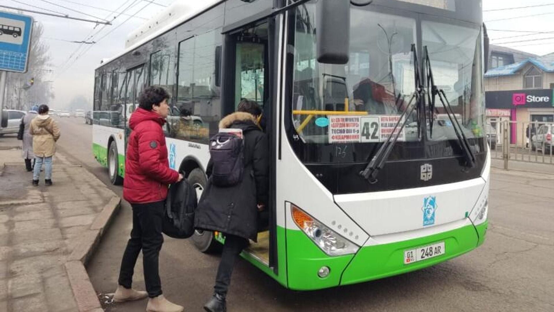 Бишкекским водителям автобусов установили план по безналичной оплате