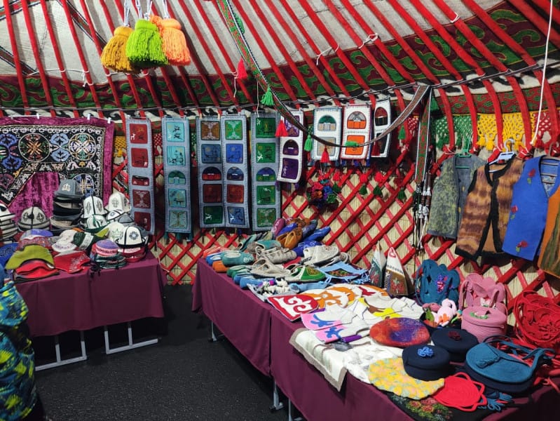 В целях поддержки отечественных производителей. На площади Ала-Тоо установили юрты