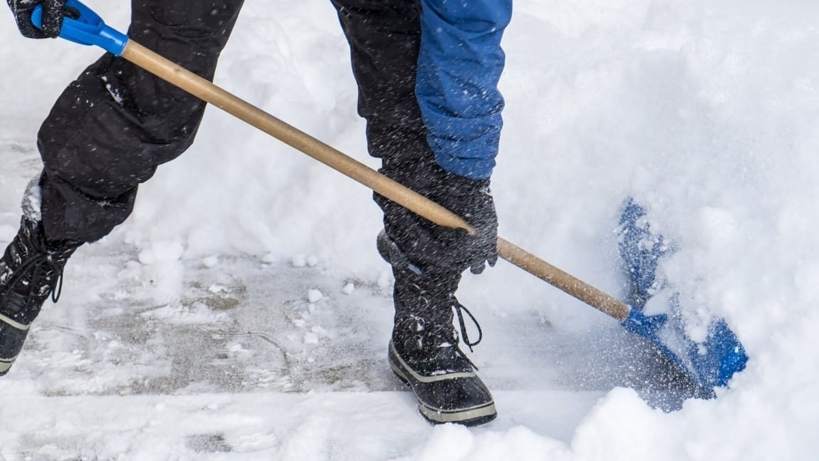 Мэрия Бишкека будет штрафовать тех, кто не чистит территорию от снега