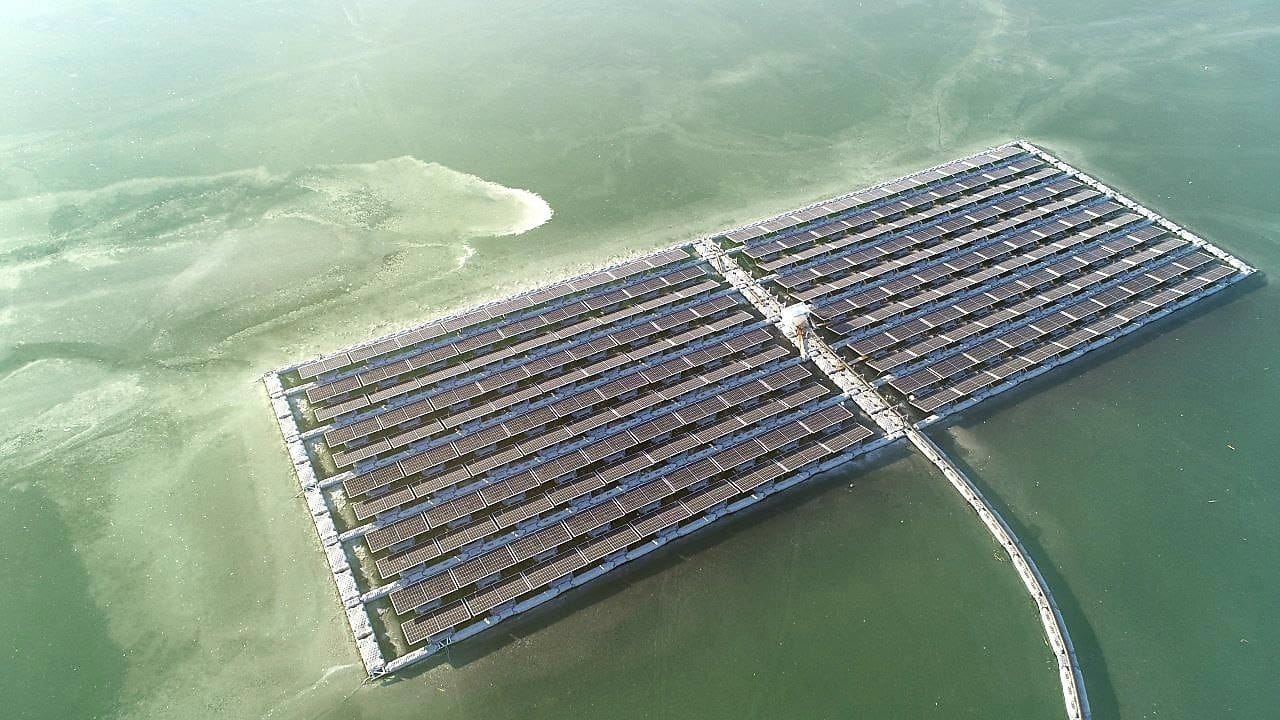 В Кыргызстане достроили плавучую солнечную электростанцию