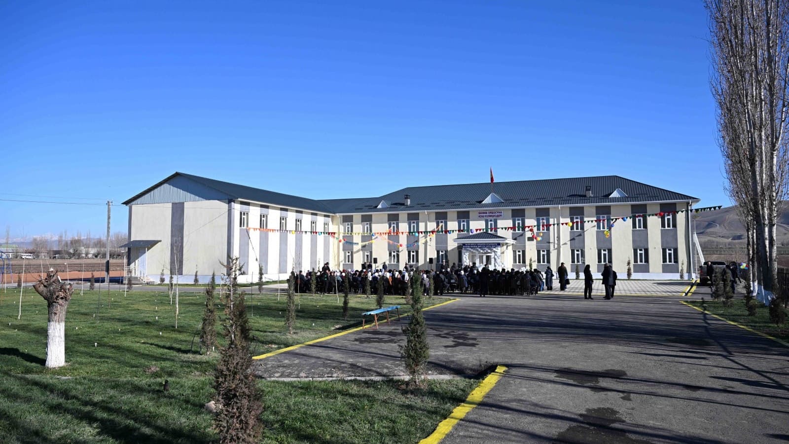 День открытия новых зданий — в Сузаке построили школу на 20 млн сомов