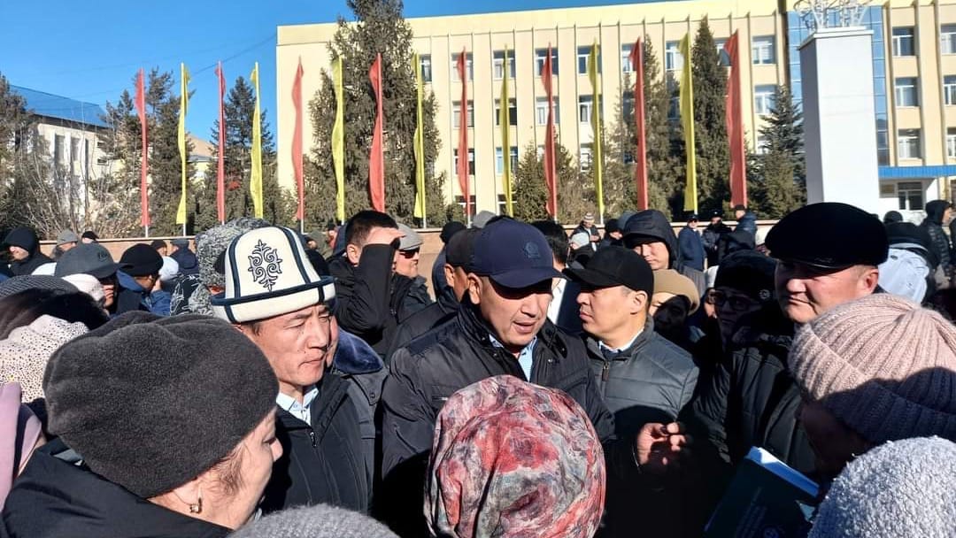 Торговцы рынков в Нарыне вышли на митинг против отмены патентов